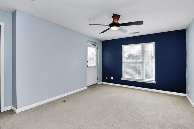 Building Photo - Spacious 2BD/2.5BA Condo in NODA!