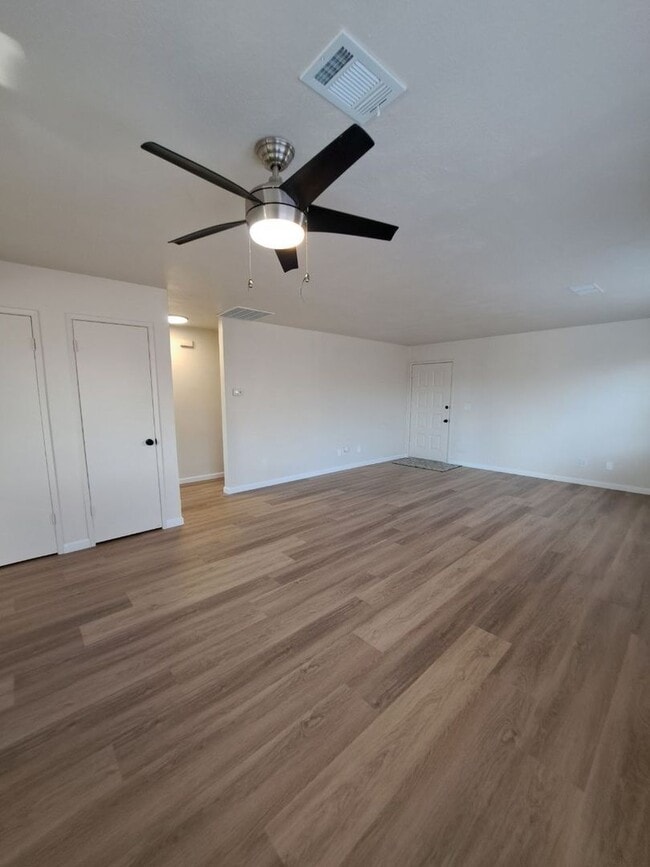 Building Photo - 546/550 E Polk St