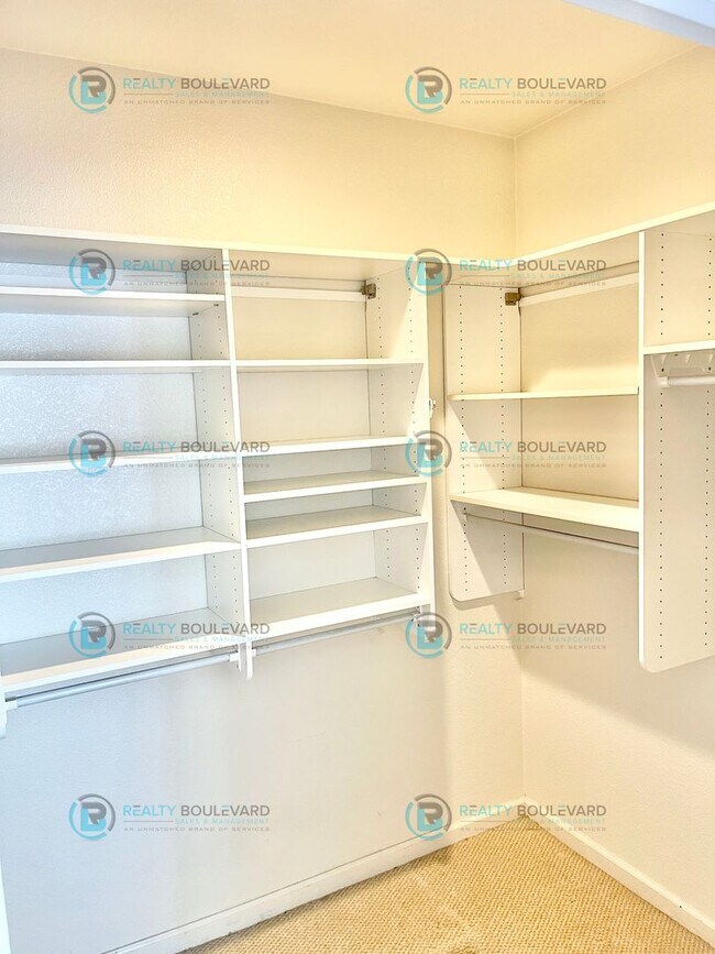 Building Photo - Beautiful 3 bedroom 2 bath house in Sommersett with access to Amenities-Including a clubhouse, re...