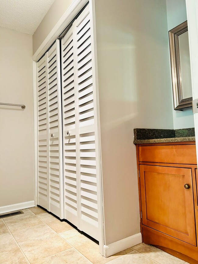 Building Photo - Fresh Updated Interior, Close to Fort Riley