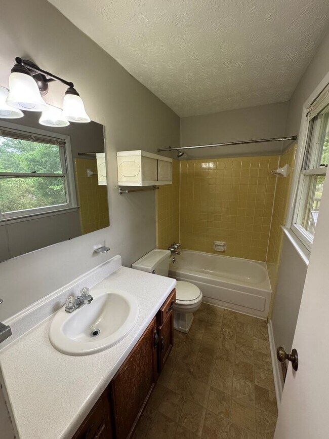 Building Photo - 1215 Wildoak Dr
