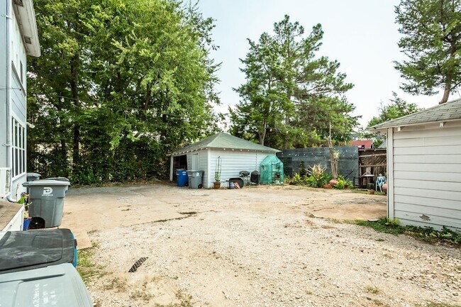 Building Photo - 5918 La Vista Dr