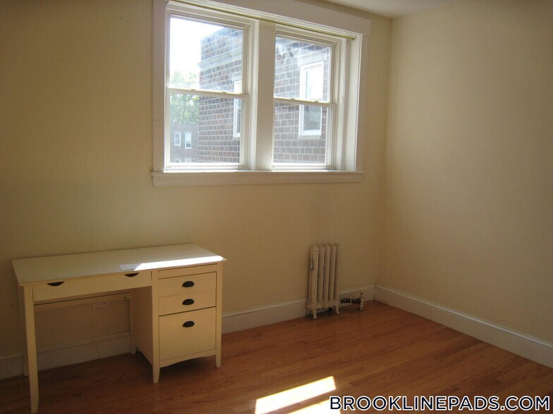 Building Photo - 66 Egmont St