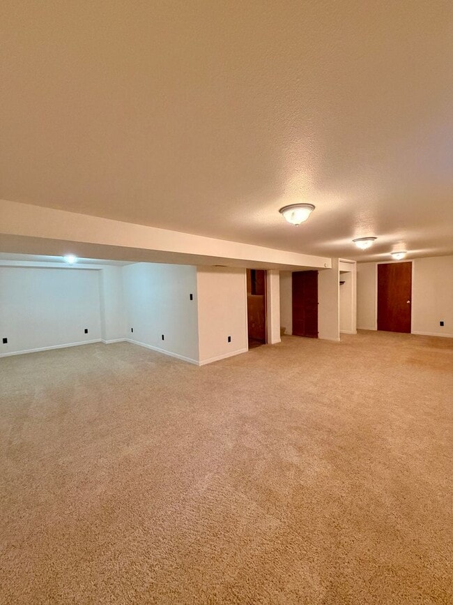 Building Photo - Amazing 3bed/2 bath with finished basement.