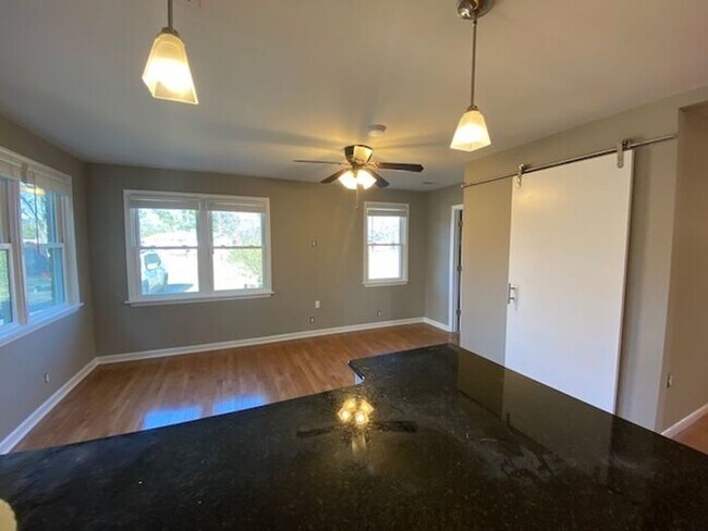 Building Photo - Home in Research Park area