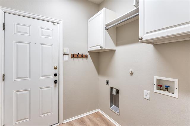 Building Photo - 8483 Davis Dr