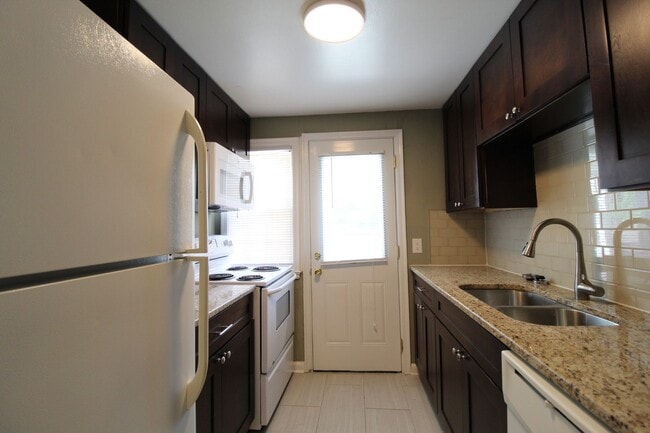 Building Photo - Fully Renovated 1 Bedroom 1 Bath in North Kansas City
