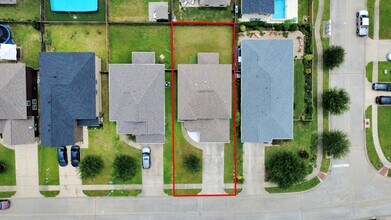 Building Photo - 9914 Swallow Dr