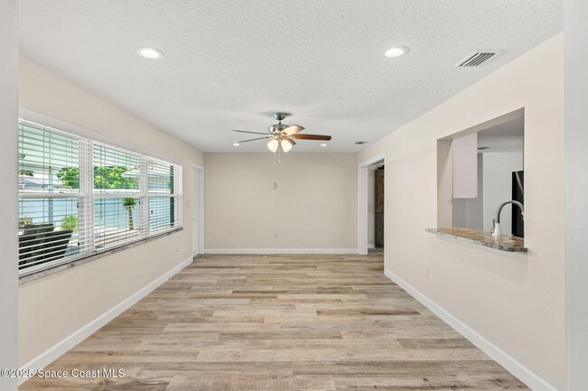 Building Photo - 215 S Robert Way
