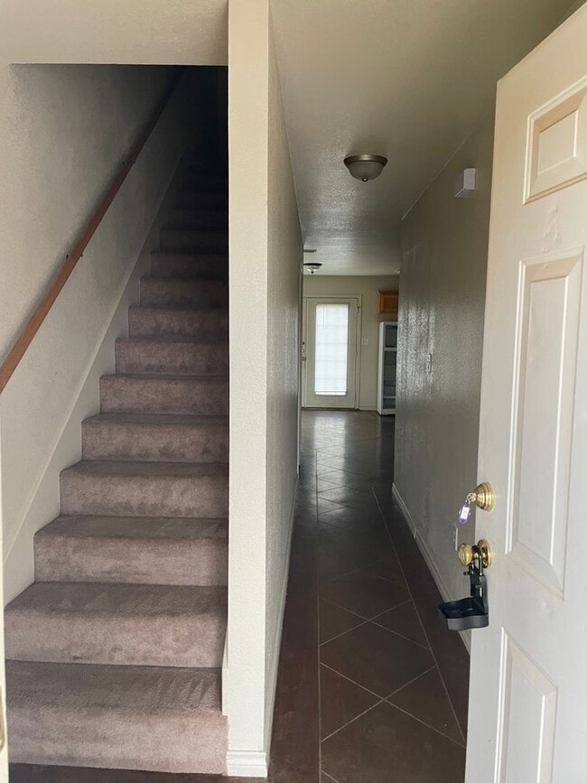 Building Photo - 2 story town house! 3 bed 2.5 bath