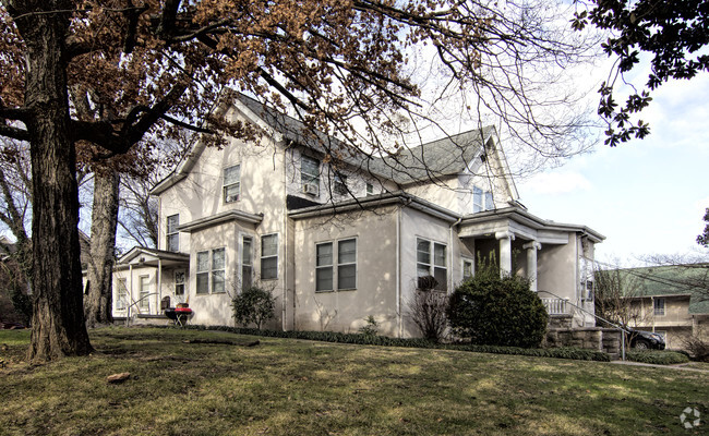 Building Photo - Southern Manor