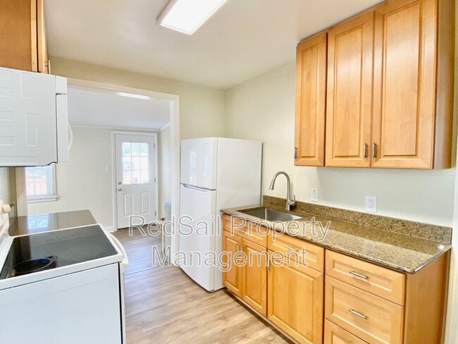 Building Photo - 619 Brewer St