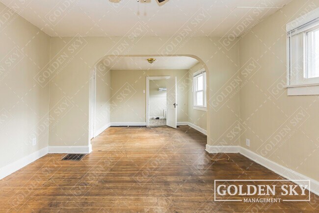 Building Photo - 2937 N Kenwood Ave