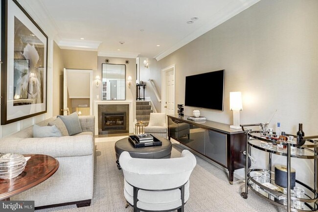 Primary Photo - 1040 31st St NW