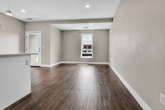 Building Photo - $1,390.95 - 1 Bed, 1 Bath Condo with In Unit Laundry in a Secured Building with an Elevator!