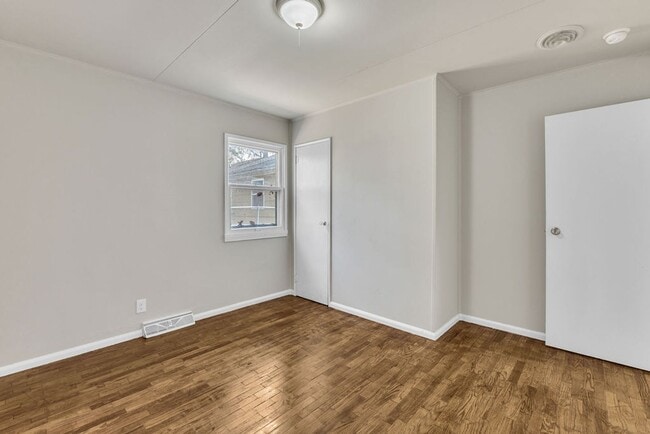 Building Photo - Renovated 4BR Home – Modern Finishes, Off-Street Parking