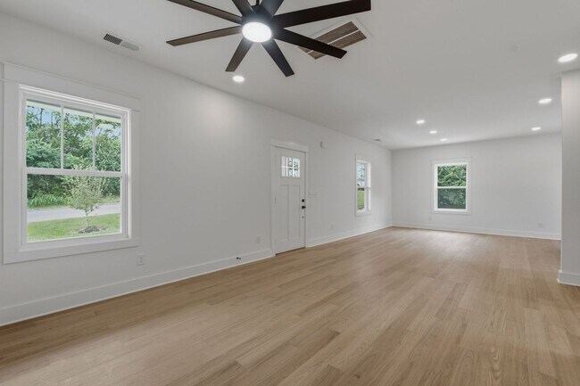 Building Photo - Spacious 5-Bedroom with Fenced Yard & Modern Amenities
