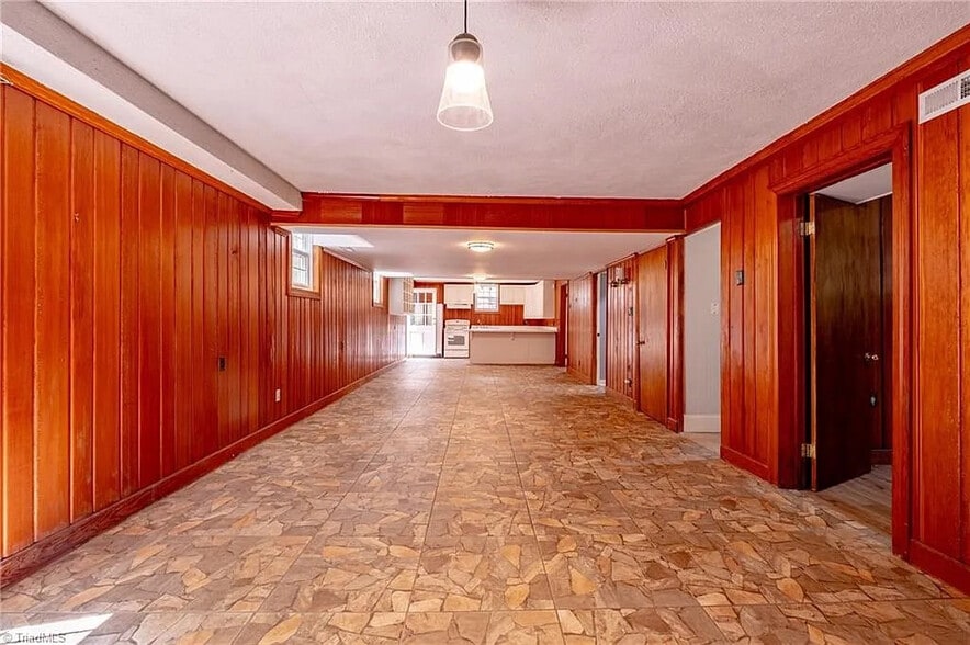 Building Photo - Room in House on Kinnamon Rd