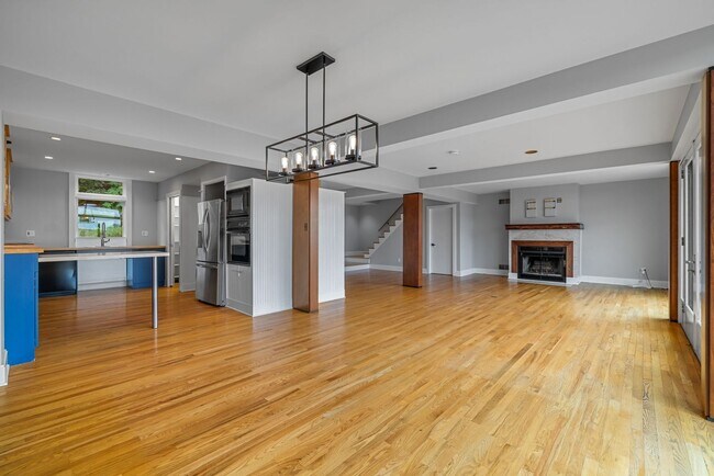 Building Photo - *Beautifully Updated & Spacious 4BD/2.5BA Single Family Home Available in South Side Slopes*