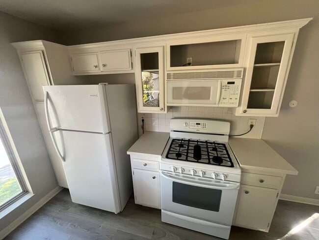 Building Photo - Spacious 2 Bed / 1 Bath Upstairs Condo in San Carlos – Utilities Included!