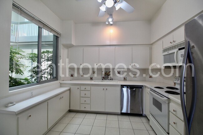 Building Photo - La Jolla, 5383 Chelsea St #104, Beautiful Ocean Views, Controlled Access Building and Parking!