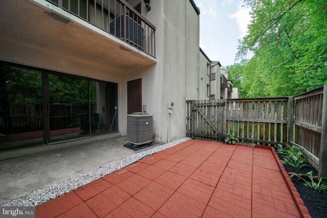 Building Photo - 10106 Campus Way S