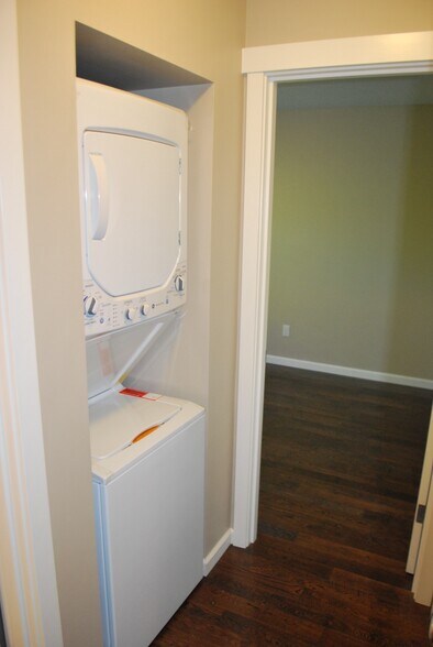 Building Photo - 4119 SE Steele St