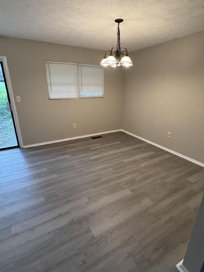 Building Photo - Fully Renovated 3 Bed 2 Bath Now Available for Rent!!