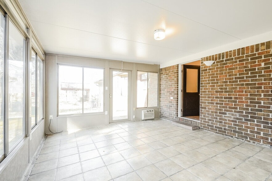 Building Photo - 935 Pine Hill Rd