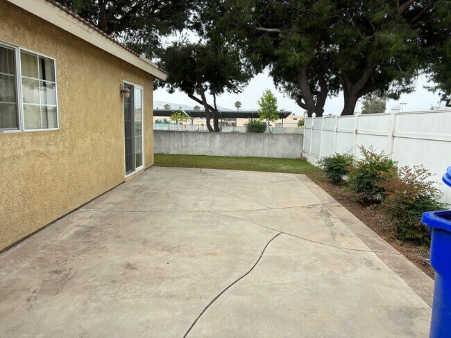 Building Photo - 3 Bedrooms with big backyard