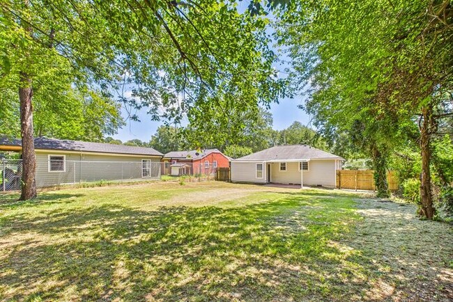 Building Photo - Updated home with New Kitchen, Hardwood Fl...