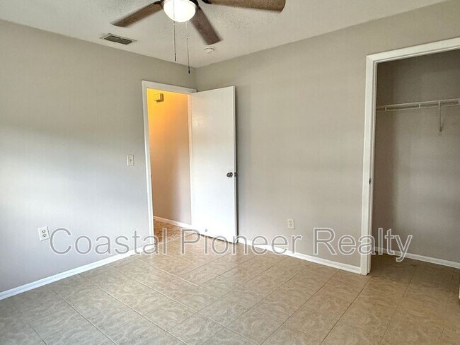 Building Photo - 5723 Kneeland Ln