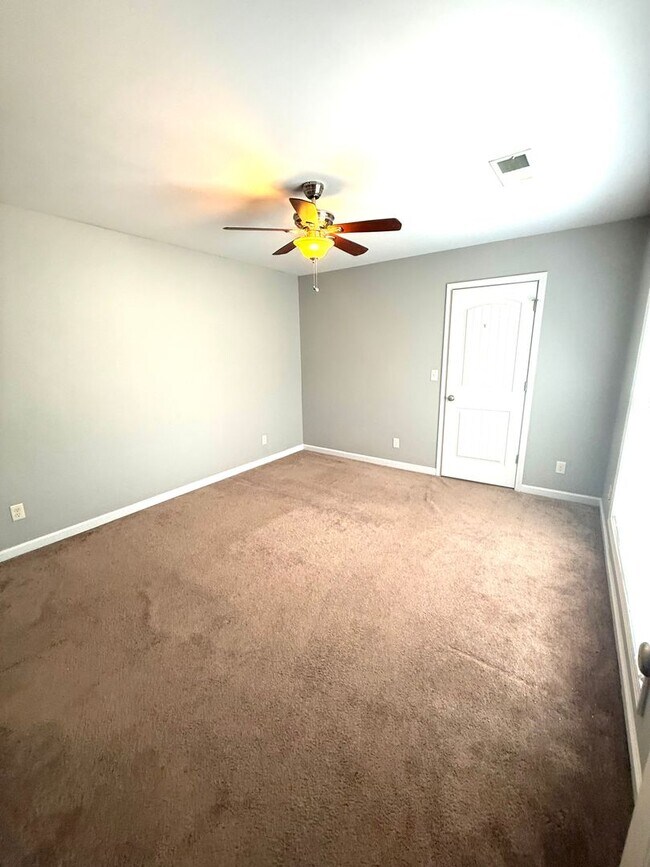 Building Photo - ** 3 Bed 2 Bath located in Burbank Crossing ** Call 334-366-9198 to schedule a self tour
