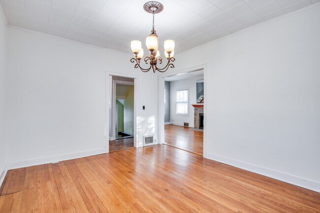 Building Photo - 826 N Center St