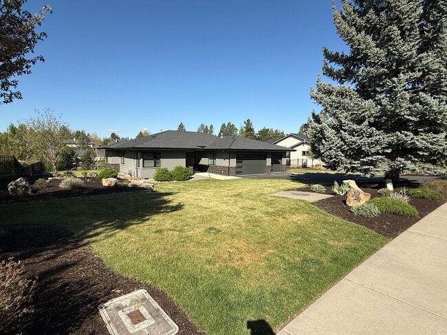 Building Photo - Beautiful and Spacious 3 Bed/2.5 Bath Home on 0.46 Acre Lot in SE Bend