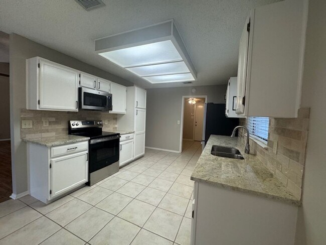 Building Photo - What a Gem! Spacious, Renovated 1-Story Ho...