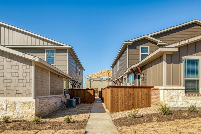 Building Photo - 715 Harvest Moon Dr