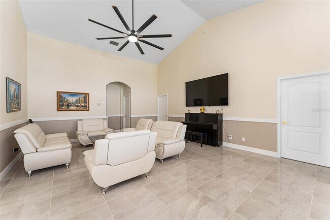 Building Photo - 2832 Rodeo Dr