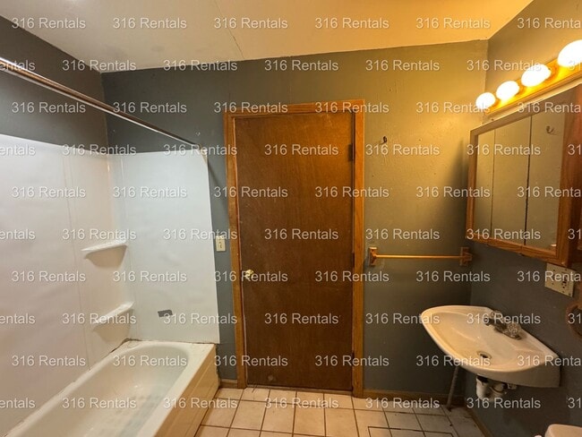 Building Photo - $795 - 2 bed 1 bath - Single Family Home