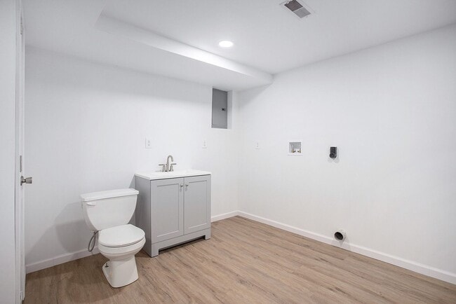 Building Photo - 4220 Lenox Ave