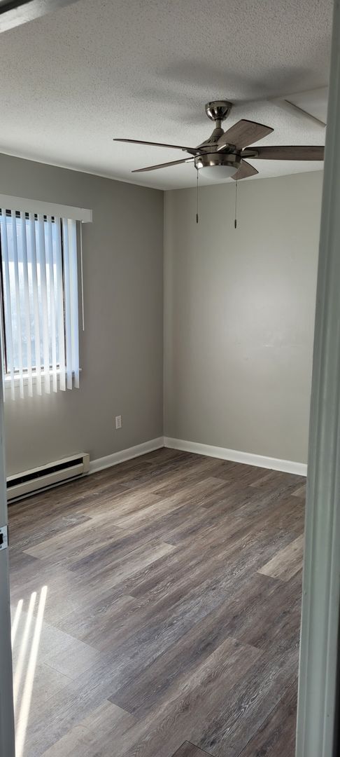 Building Photo - 475 Meadowview Dr