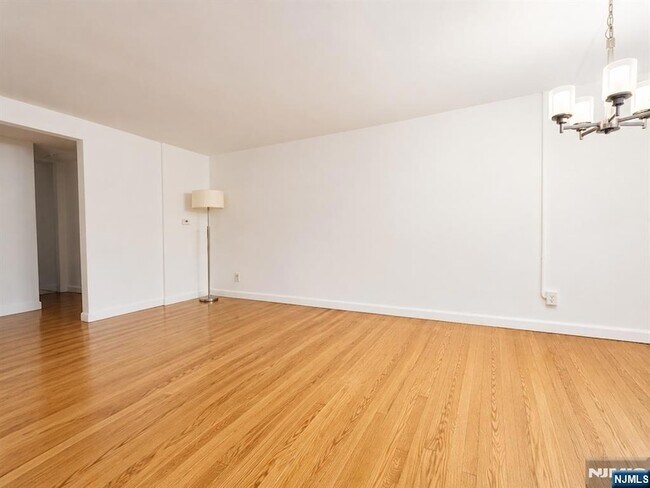 Building Photo - 343 Tremont Ave