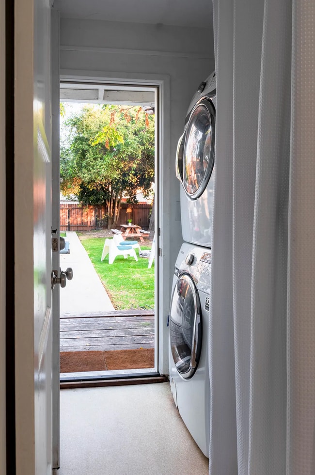 Building Photo - 1032 Palms Blvd