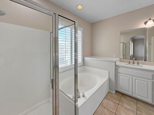Building Photo - Beautiful 4BR + Office / 3BA Home in Prime...