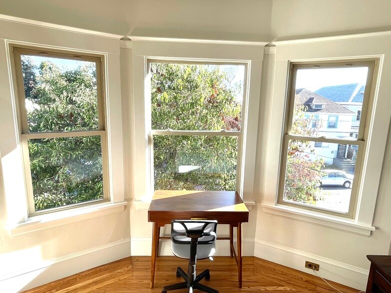 Building Photo - 684 Apgar St