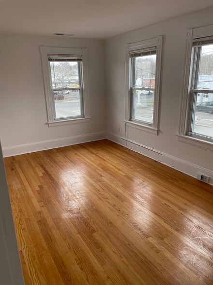 Building Photo - 125 Tunxis Hill Rd