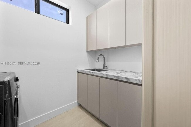 Building Photo - 1321 NE 13th Ave