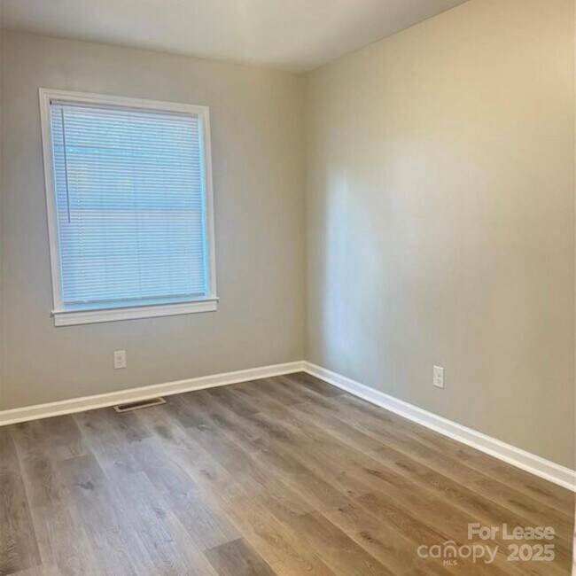 Building Photo - 6817 Deanwood Pl