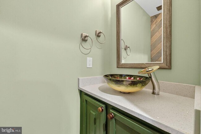 Building Photo - 8605 Western Oak Dr