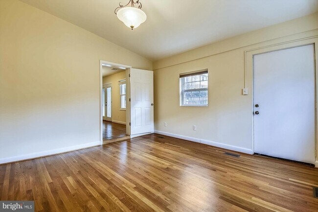 Building Photo - 210 E Hamilton Ave